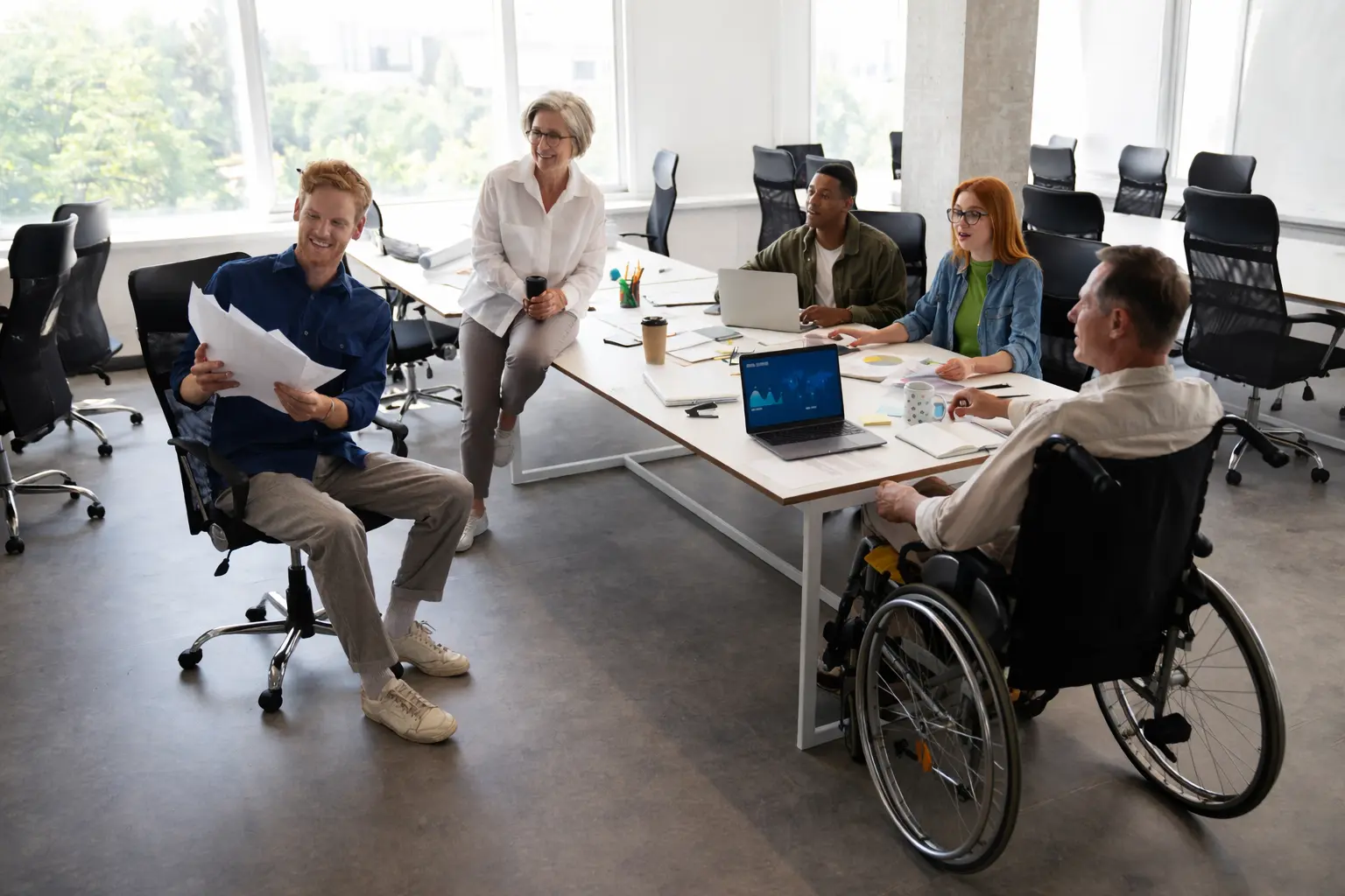 Personas con discapacidad celebrando éxito profesional